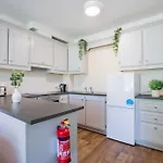 شقة 74 - Affordable 3 Bed With Parking *